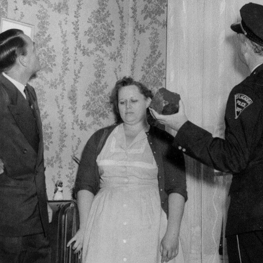 Ann Hodges showing the meteorite Alabama News
