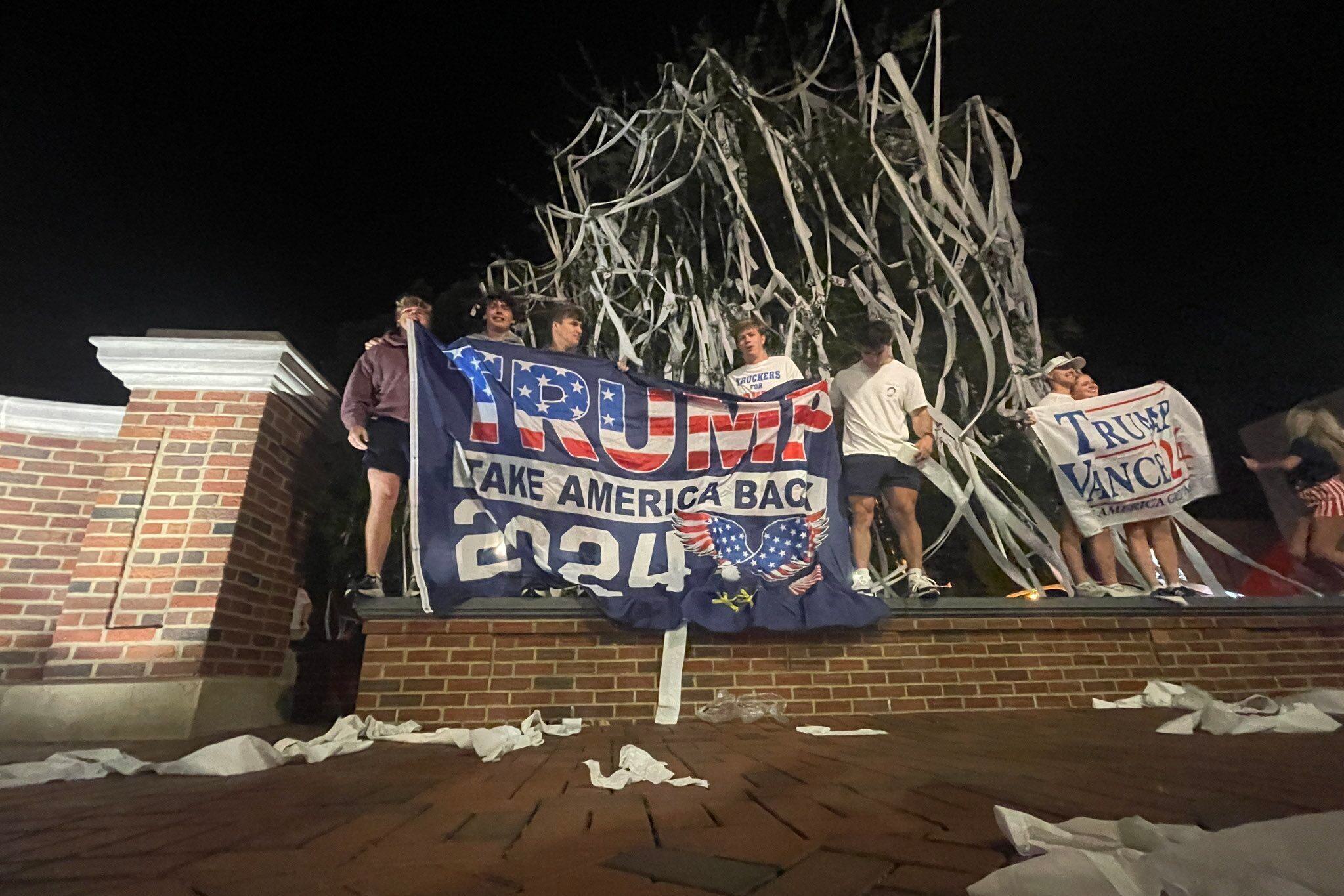 Watch: Auburn students roll Toomer's Corner, chant 'USA,' sing national ...