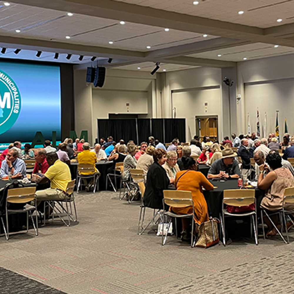 City officials network at round tables at the ALM conference 2022. Alabama News
