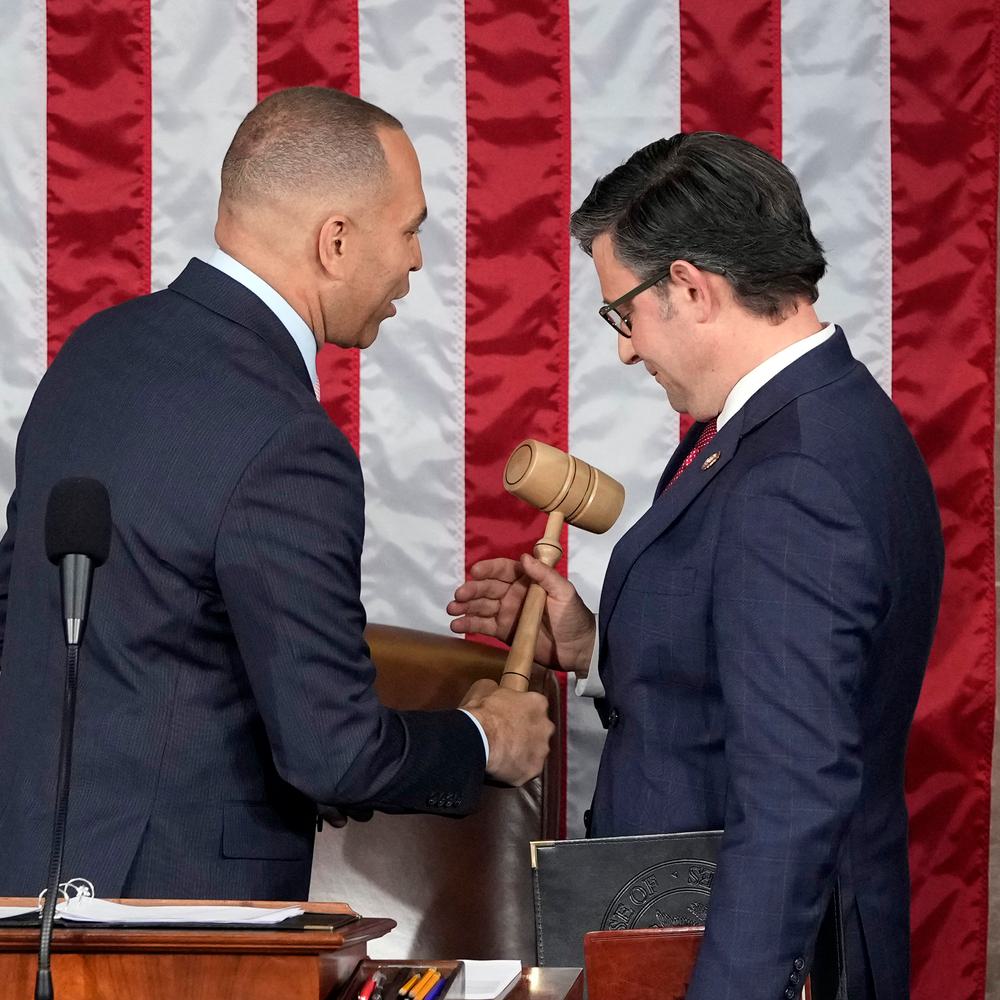 Mike Johnson receives Speaker's gavel from Hakeem Jeffries, 10/25/2023 Alabama News
