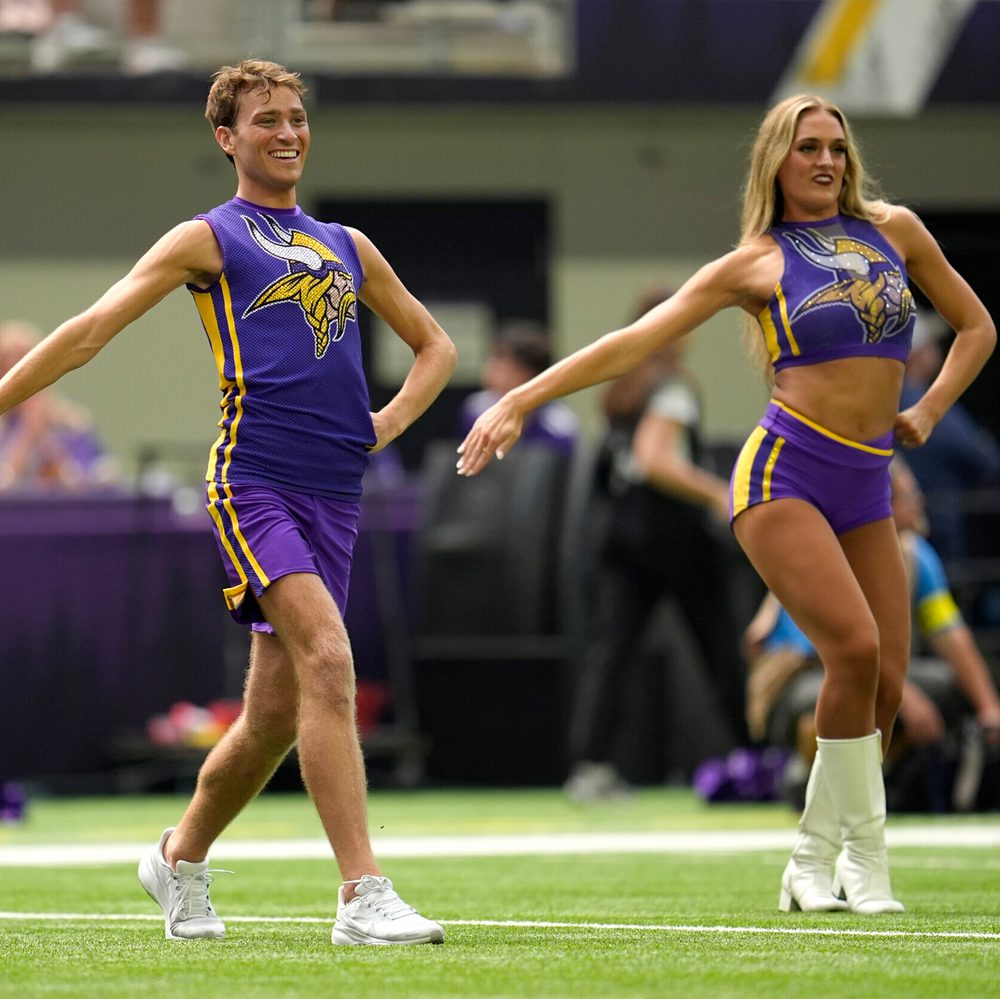Male cheerleader performs at Vikings game Alabama News