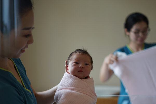Childbirth midwife Photo by 东旭 王 on unsplash com
