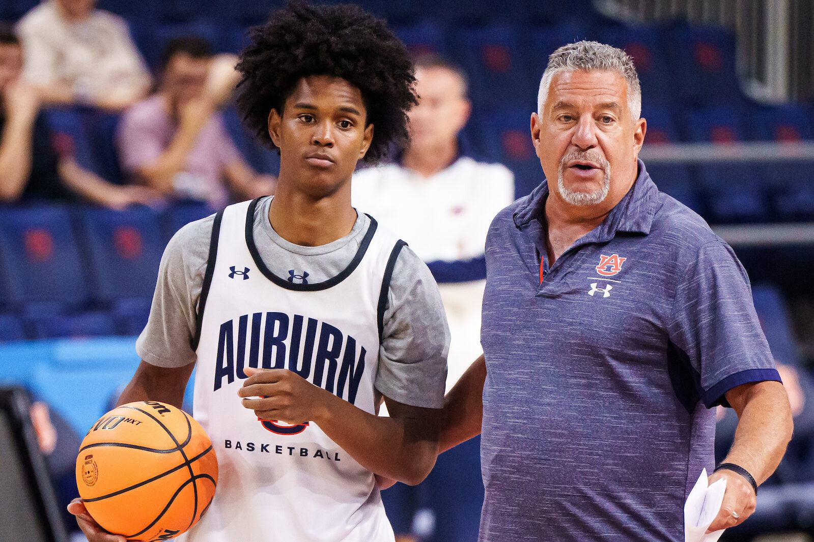 Head Coach Bruce Pearl Aden Holloway 1 20230926 MBB First Practice ZB 0022