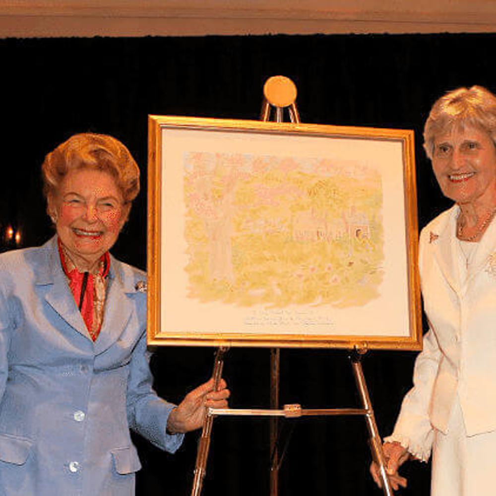 Phyllis Schlafly presents Eunie Smith with the Eagle Forum Homemaker award. Alabama News