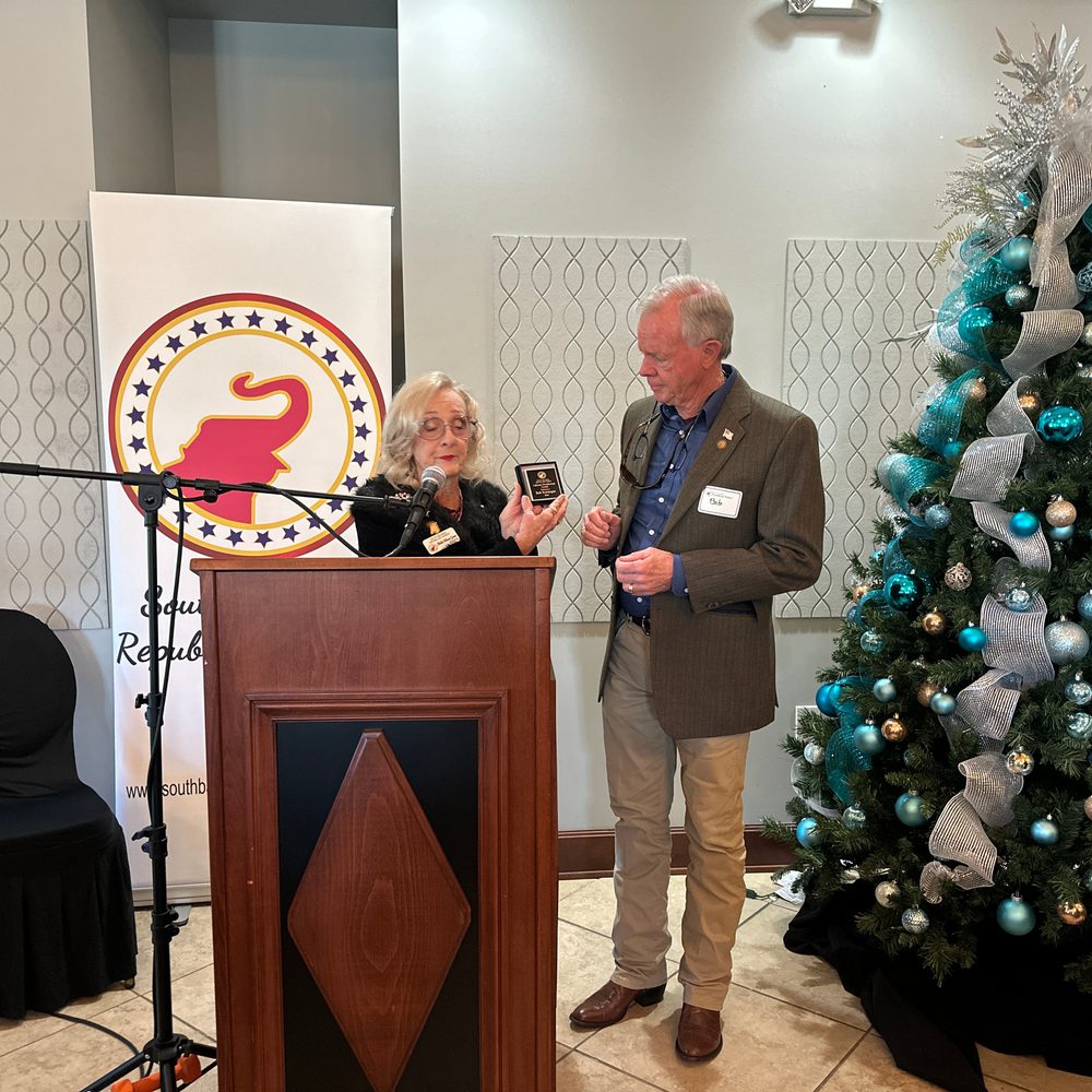 Bob Scivicque receives Lifetime Presidential Award. Photo: Erica Thomas. Alabama News