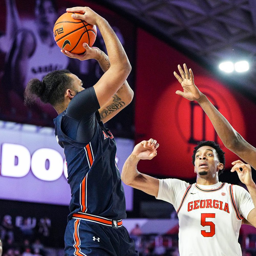Johni Broome(4) shoots against Georgia at Stegeman Coliseum. Zach Bland/AU Athletics Alabama News