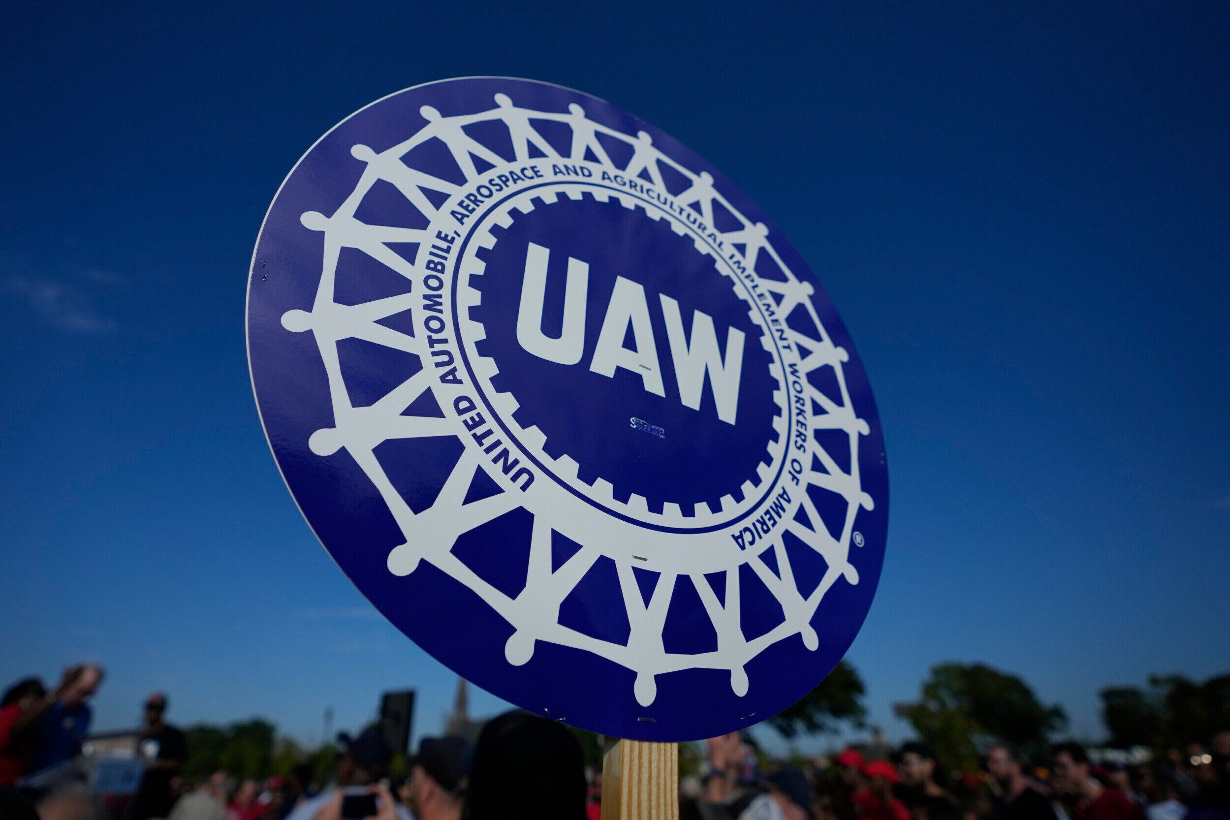 Uaw Sign UAW attempting to unionize workers at Huntsville plant