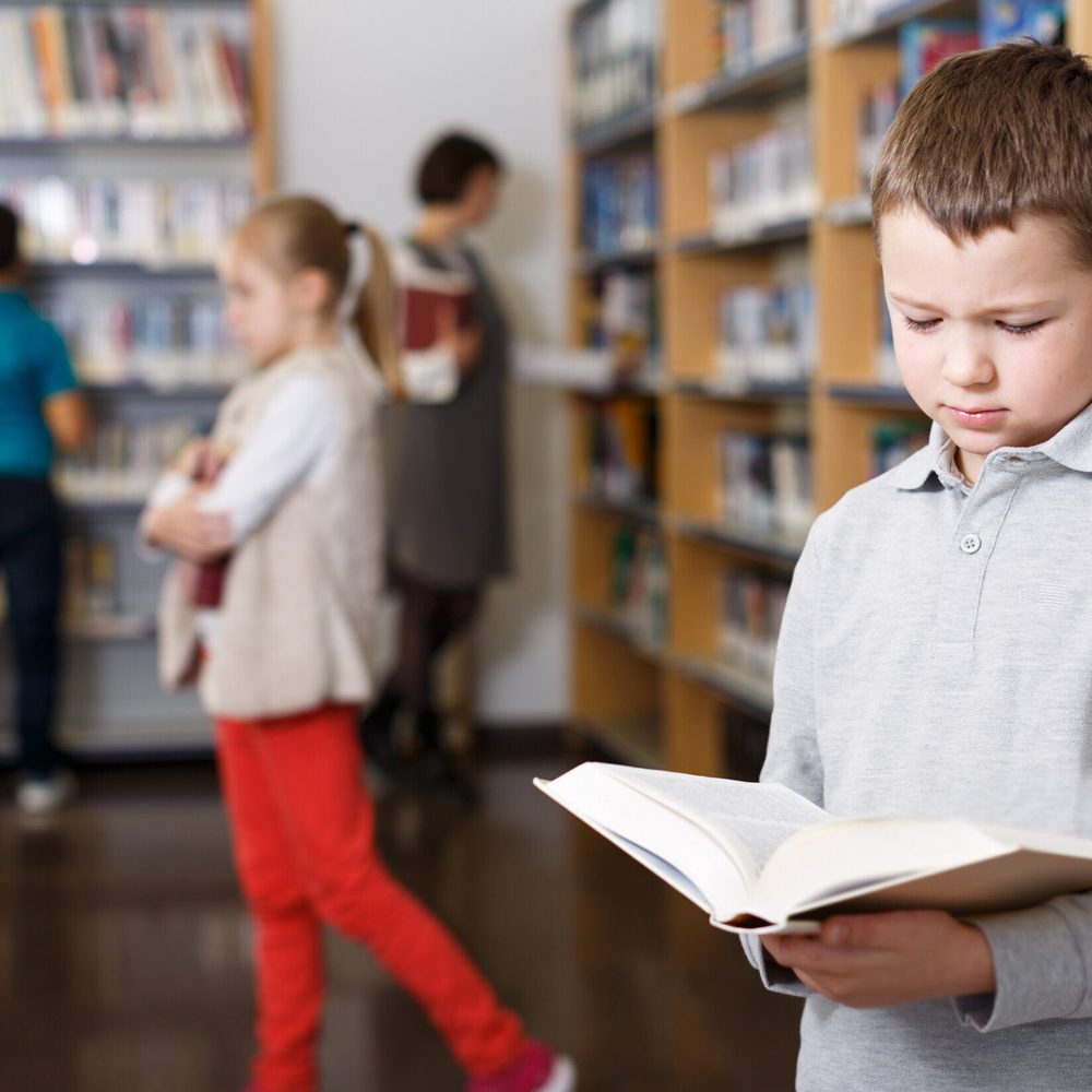School children reading Alabama News